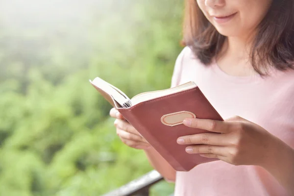 Woman in Glasses reading a book. — Stock Photo, Image