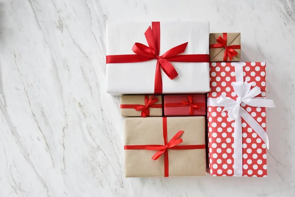 Vista superior de cajas de regalo marrón y rojo . — Foto de Stock