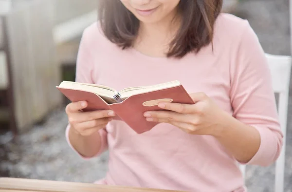 Šťastné krásné asijské žena čte knihu. — Stock fotografie