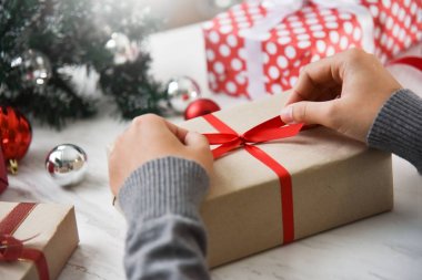 Kahverengi bir hediye kutusu kaydırma eller.