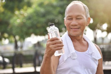 Asya kıdemli erkek holding şişe su.