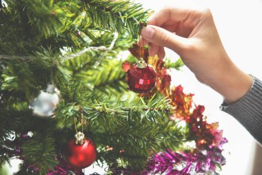 Kırmızı Top ile Noel ağacı süsleme el.