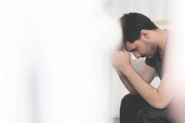 Stresli ve üzgün yakışıklı adam.