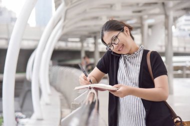 Kadın defter üzerinde yazma.