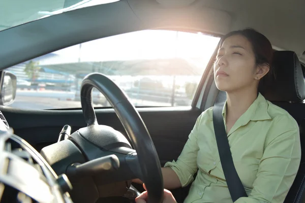 Втомлена Спляча Азіатська Бізнес жінка за кермом автомобіля . — стокове фото