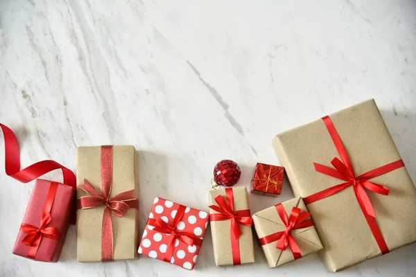 Vista superior de cajas de regalo marrón y rojo . — Foto de Stock