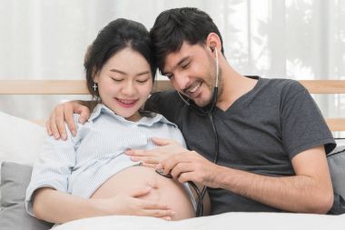 Koca stetoskop kullanarak.