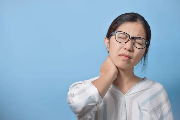 아시아 여자 서 있는 고 목 통증. — 스톡 사진