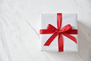 Beyaz hediye kutu kırmızı kurdele ile Üstten Görünüm.