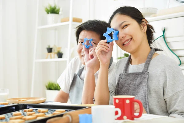 Asiatico coppia holding cutters in stella forme . — Foto Stock