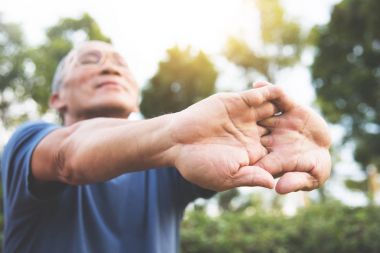 Asya kıdemli erkek germe.
