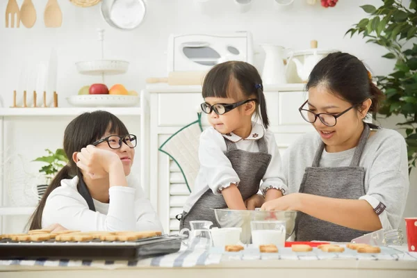 Família asiática preparando a massa assar . — Fotografia de Stock