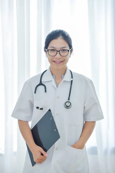 Asiatico femmina medico sorridente. — Foto Stock