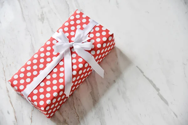 Vista superior de rojo con caja de regalo de punto blanco . — Foto de Stock