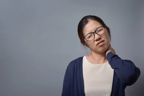 아시아 여자 서 있는 고 목 통증. — 스톡 사진