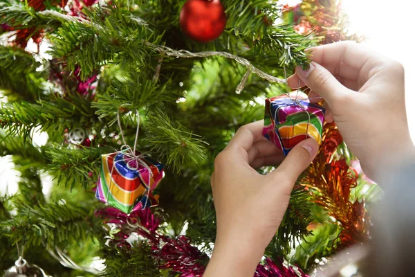 Asiático mãos femininas decoração árvore de Natal . — Fotografia de Stock