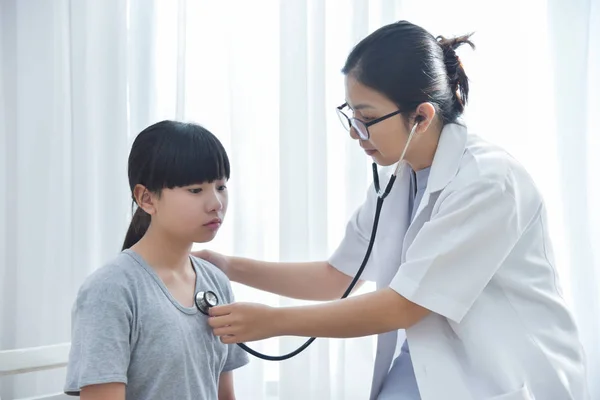 Medico femminile che esamina una bambina . — Foto Stock
