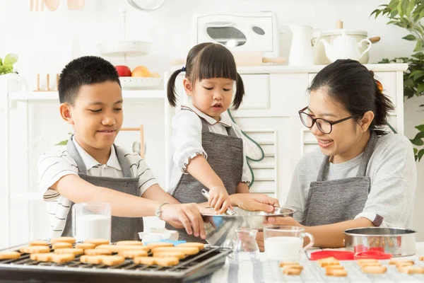 Feliz família asiática preparando a massa . — Fotografia de Stock