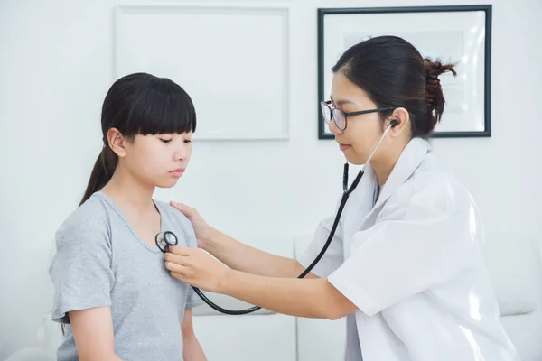 Médica examinando uma menina . — Fotografia de Stock