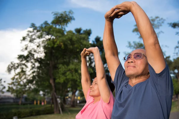 Asyalı yaşlı insanlar önce egzersiz germe. — Stok fotoğraf