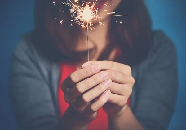 Aziatische vrouw met sparkler. — Stockfoto