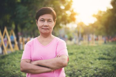 Üst düzey kadın kolları ile poz geçti.