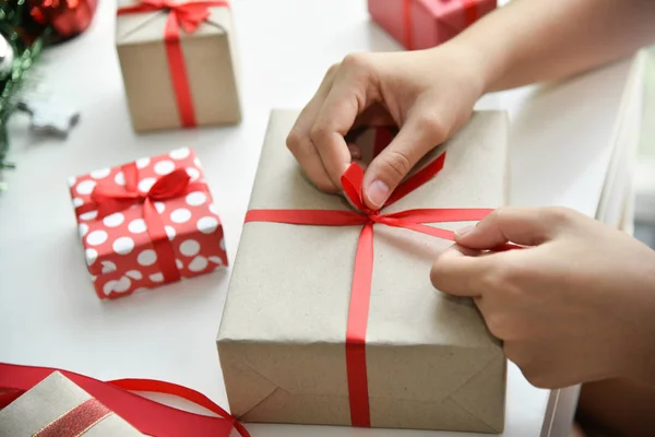 Manos femeninas envolver cajas de regalo . — Foto de Stock