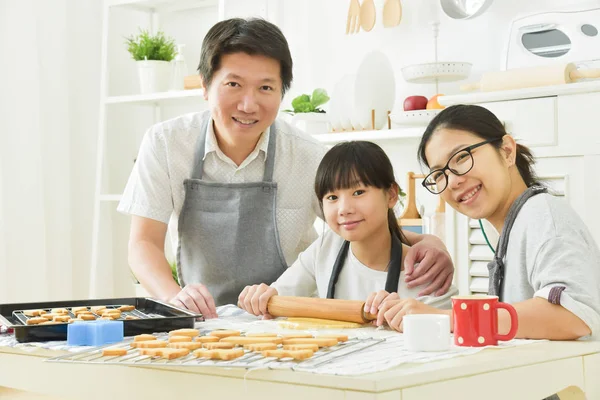 Asiático família assar biscoitos . — Fotografia de Stock