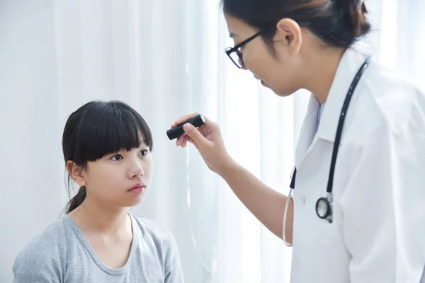 Dottore indossare occhiali controllare una bambina paziente occhi . — Foto Stock
