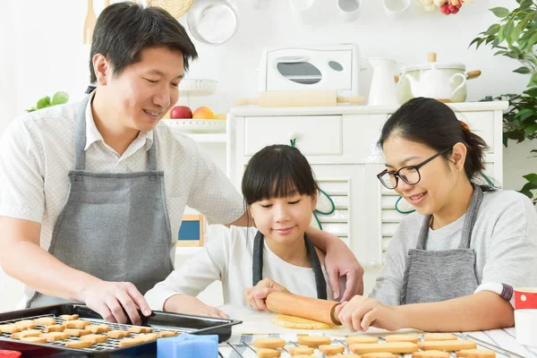 Asiático família assar biscoitos . — Fotografia de Stock