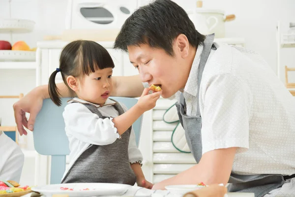 Asiático crianças alimentando biscoito para ela pai . — Fotografia de Stock