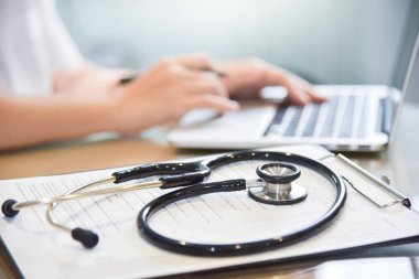 stetoskop bir Pano üzerinde.