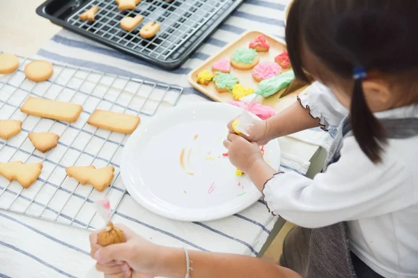 Asiático crianças decoração cookies . — Fotografia de Stock