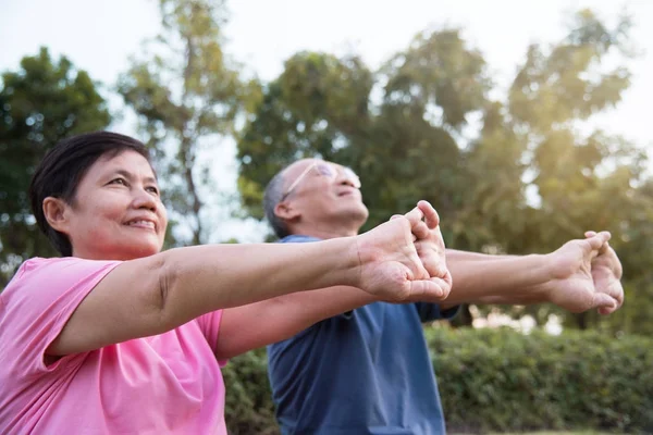 Asyalı yaşlı insanlar önce egzersiz germe.