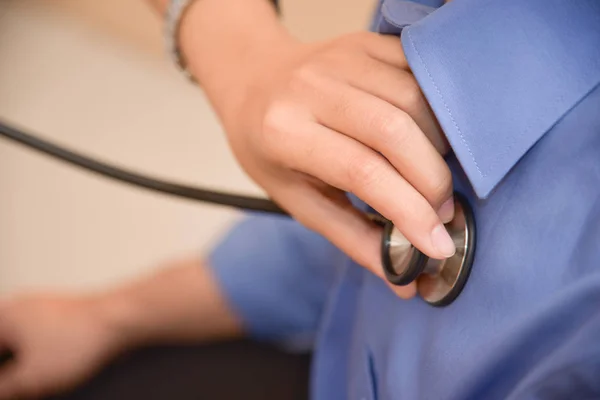 Médico femenino examinando paciente masculino . — Foto de Stock