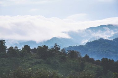 Güzel dağlar bulutlar ve sis.