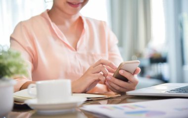 Smartphone ile online alışveriş yaparken bir kadın.