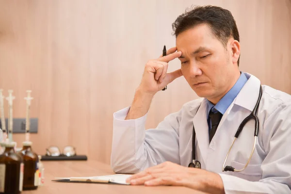 Asian Senior male doctor is thinking. — Stock Photo, Image