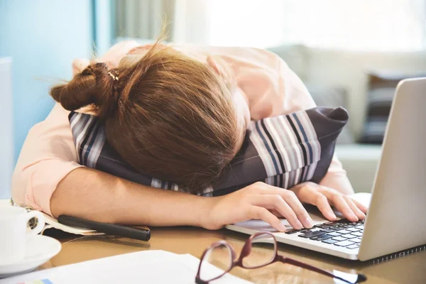 Donna d'affari che dorme sulla scrivania . — Foto Stock