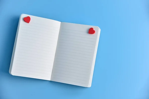 Два червоних серця з відкритими порожніми сторінками ноутбука . — стокове фото
