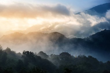 Bir tapınak ve pagoda güzel dağlar manzara üstüne.