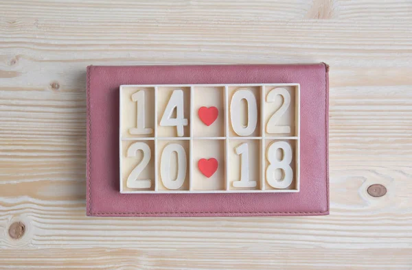 Holzblock-Kalender zeigt Datum, Monat und Jahr mit zwei roten Hea — Stockfoto