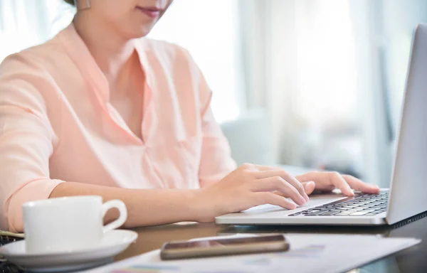 Diseñadora creativa femenina que trabaja con computadora portátil . —  Fotos de Stock