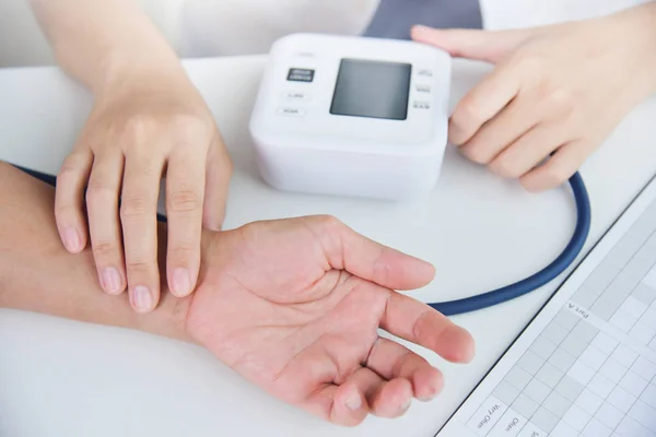 Ärztin überprüft Puls der Patientin. — Stockfoto