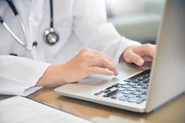 kadın doktor laptop ile çalışma.