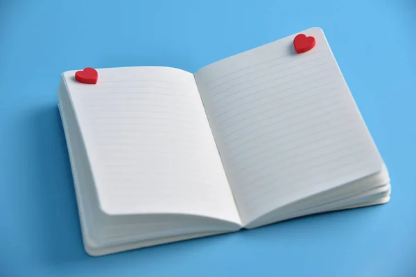 ノートの空白ページを開くと 2 つの赤いハート. — ストック写真