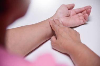 Asya kıdemli nabzını kontrol kadın.