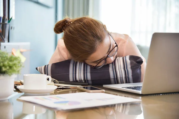 Donna d'affari che dorme sulla scrivania . — Foto Stock