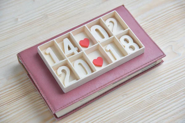 Calendário bloco de madeira mostrar data, mês e ano com dois vermelho hea — Fotografia de Stock