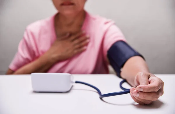 Asiatische Seniorin Überprüft Ihren Puls Und Misst Den Blutdruck Mit — Stockfoto